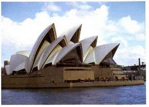 Ezkerrean, Jorn Utzonen Sydney Opera House maisulana. Sydney, Australia. Eskuinean, Frank O. Gerhy arkitektoaren etxea, egile baren estiloa garbien erakusten duen obra. Santa Monica, Kalifornia.<br><br>